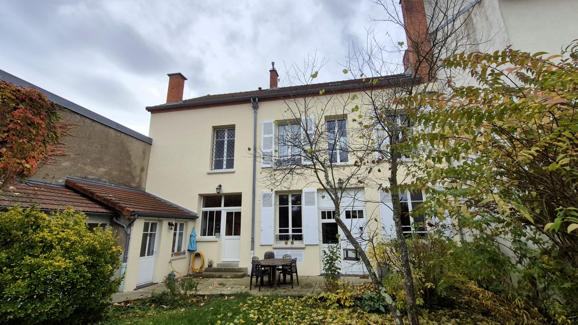 CENTRE CUSSET, GRANDE MAISON DE CARACTÈRE, JARDIN, GARAGE