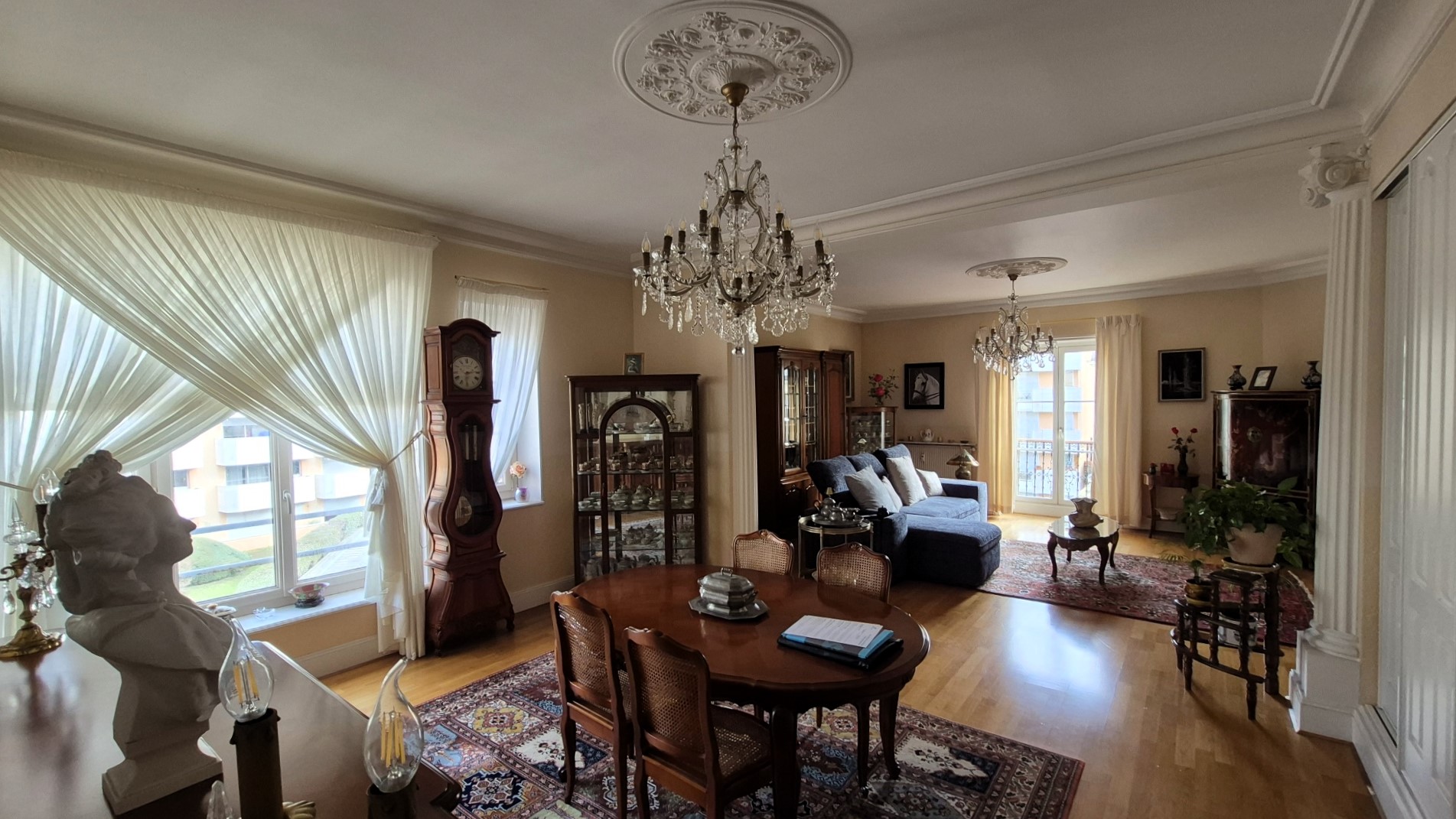 GRAND APPARTEMENT DE CARACTÈRE, PARKING