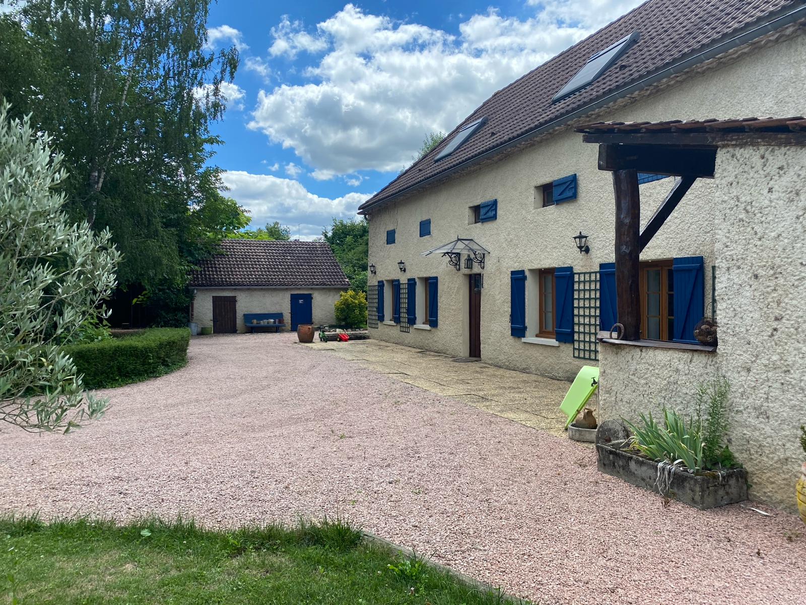 15MN VICHY - MAISON DE CHARME AVEC PISCINE ET DEPENDANCES